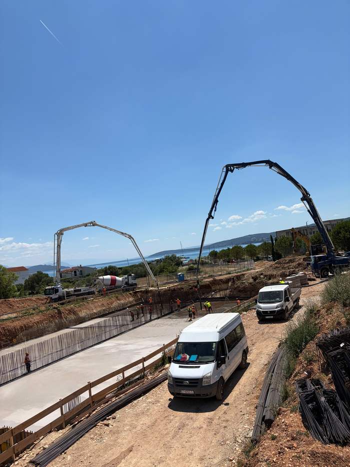 Dvije pumpe za beton pri betoniranju ploče uz more