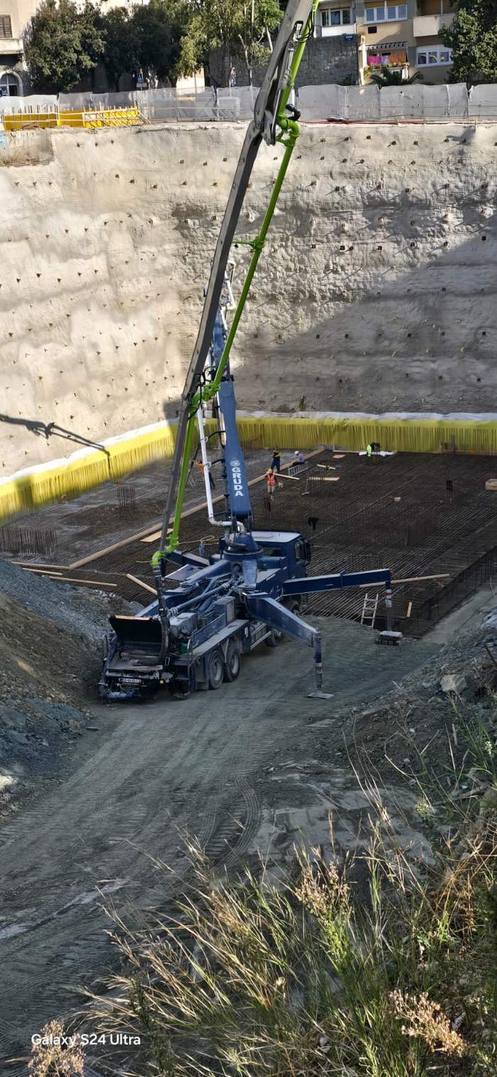 Autopumpa za beton na dnu građevinske jame