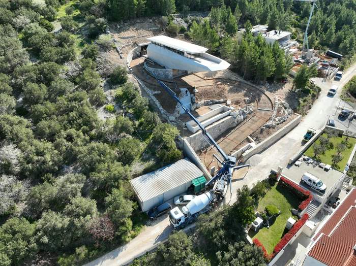 Betoniranje kuće na padini, snimka iz zraka
